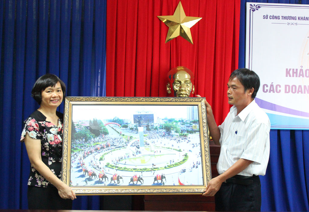 Đại diện Sở Công Thương Đắk Lắk (bên phải) tặng quà cho Sở Công Thương Khánh Hòa. 