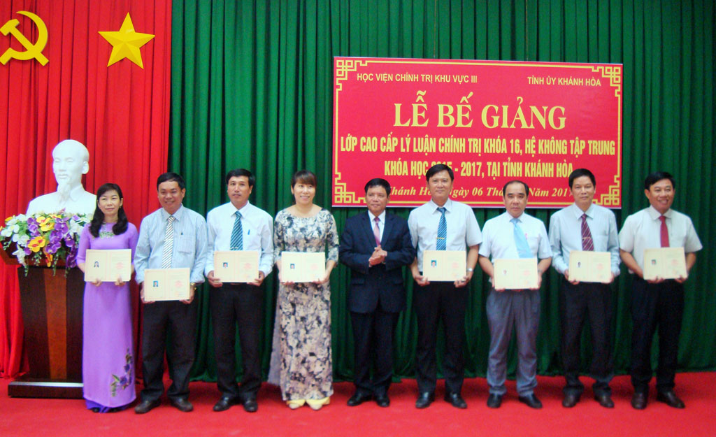 PGS.TS Nguyễn Văn Lý – Giám đốc Học viện Chính trị khu vực III trao bằng tốt nghiệp cho các học viên. 