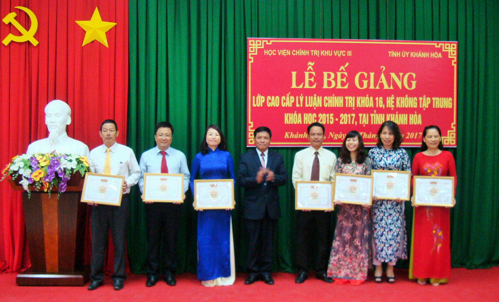 PGS.TS Nguyễn Văn Lý – Giám đốc Học viện Chính trị khu vực III trao giấy khen cho 9 học viên đạt thành tích cao trong học tập.  