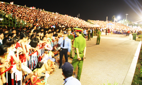 Cảnh giác với thủ đoạn dàn cảnh để móc túi, giật đồ