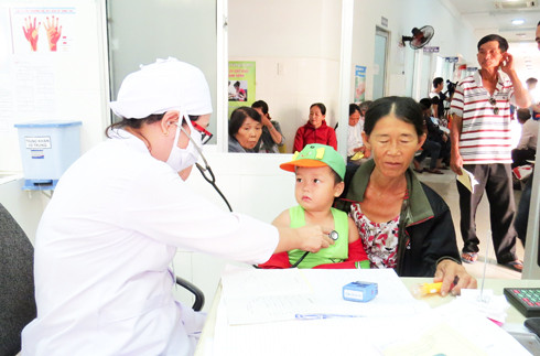 Khám bệnh cho trẻ em ở Bệnh viện Đa khoa huyện Diên Khánh