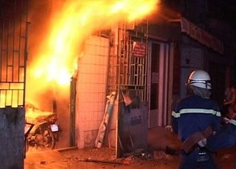 Mâu thuẫn, chồng tẩm xăng đốt chết cả nhà
