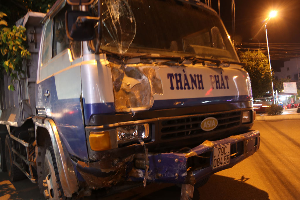 Xe ben tông gác chắn tàu, một nhân viên đường sắt bị thương nặng