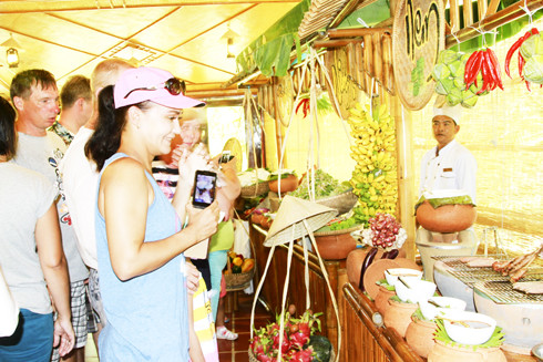 Du khách nước ngoài tìm hiểu về những món ăn của Ninh Hòa tại White Sand Doc Let