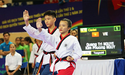 Vietnam’s athlete duo performs excellently in mixed pair’s standard poomsae. (Photo: Nguyen Phuong)