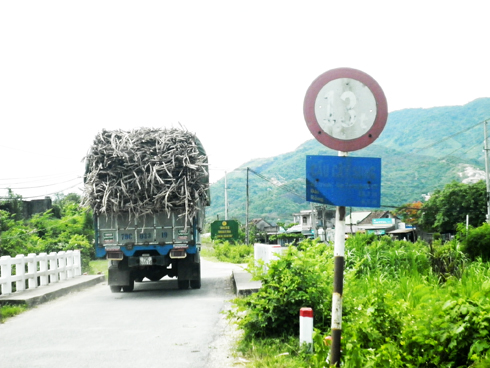 Cần chỉnh trang lại biển tên cầu, biển báo