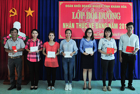 Trao chứng nhận nhận thức về Đảng cho 136 học viên