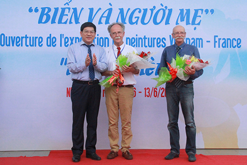 Ông Nguyễn Duy Bắc tặng hoa cho đại diện tổ chức Appel Lorient