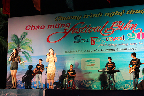 Ca sỹ biểu diễn một ca khúc về Nha Trang - Khánh Hòa.