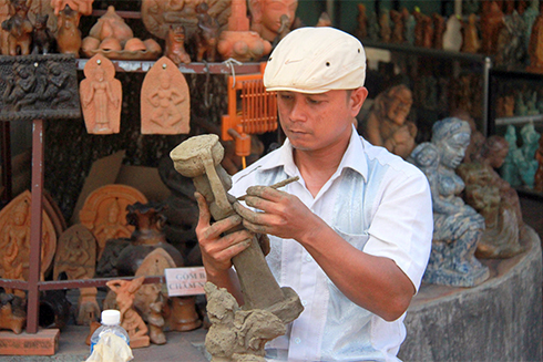 Nghệ nhân Tài văn Nhịp (làng gốm Bàu Trúc, Ninh Thuận) đang tạc tượng Chăm