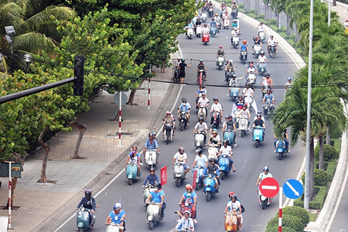 500 xe vespa cổ diễu hành chào mừng Festival Biển