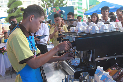 Lần đầu tiên thi pha chế cà phê