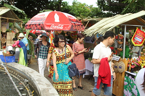 Hội thi ẩm thực truyền thống quê hương nhận được sự quan tâm của nhiều người dân, du khách.