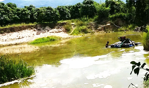 Cảnh hút cát dễ bắt gặp trên sông Trường