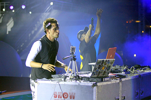 Đêm diễn bắt đầu với màn biểu diễn của các DJ quốc tế