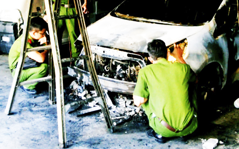 Một ô tô bỗng nhiên bốc cháy