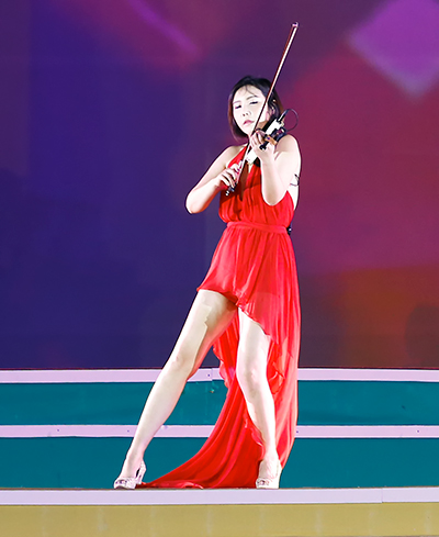 Nghệ sĩ Jmi Ko trình diễn violin