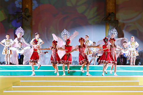 Các nghệ sĩ Nga biểu diễn màn múa Kalinka