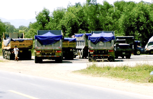 Xe ben né chốt cảnh sát giao thông