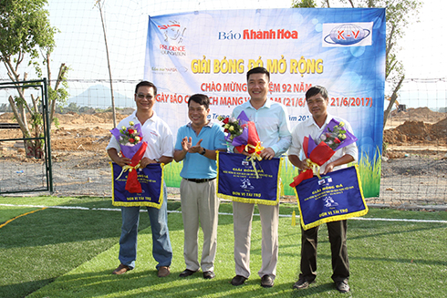 Tran Duy Hung, Editor-in-Chief of Khanh Hoa Newspaper, offering souvenir flags to sponsors…