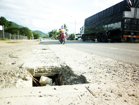 Hố trên quốc lộ