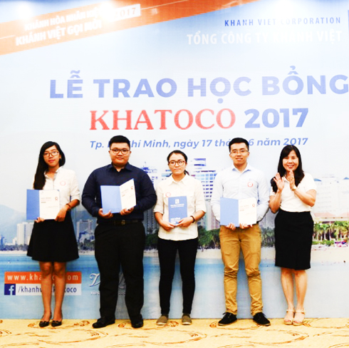 Đại diện Tổng Công ty Khánh Việt (bìa phải)  trao học bổng cho sinh viên