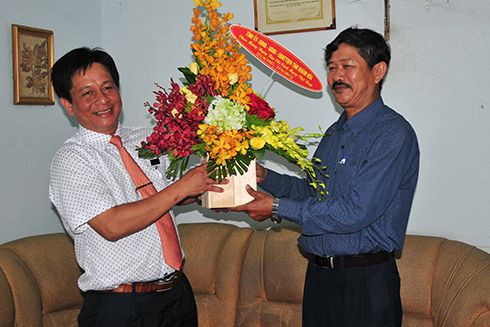 Ông Hồ Văn Mừng tặng hoa chúc mừng văn phòng đại diện Báo Nhân Dân