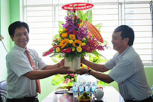 Ông Hồ Văn Mừng tặng hoa chúc mừng văn phòng đại diện Báo Người Lao Động