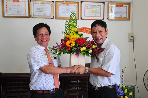 Ông Hồ Văn Mừng tặng hoa chúc mừng văn phòng đại diện Báo Lao động và Xã hội