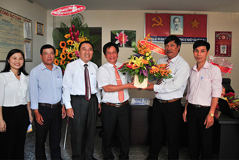 Ông Hồ Văn Mừng tặng hoa chúc mừng văn phòng đại diện Báo Đại đoàn kết 