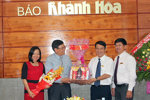 Ông Nguyễn Sỹ Khánh (thứ 2 từ trái sang) tặng quà chúc mừng Báo Khánh Hòa.
