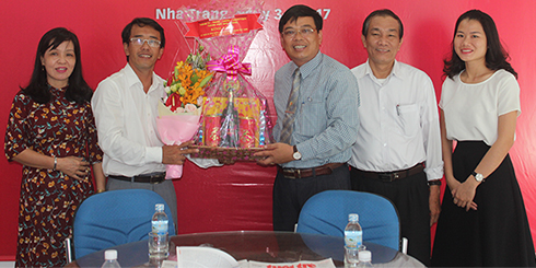   Ông Nguyễn Sỹ Khánh tặng quà chúc mừng Văn phòng đại diện báo Tuổi trẻ tại Nam Trung Bộ và Tây Nguyên. Ông Nguyễn Sỹ Khánh tặng quà chúc mừng Văn phòng đại diện báo Tuổi trẻ tại Nam Trung Bộ và Tây Nguyên.   Ông Nguyễn Sỹ Khánh tặng quà chúc mừng Văn phòng đại diện báo Tuổi trẻ tại Nam Trung Bộ và Tây Nguyên. Ông Nguyễn Sỹ Khánh tặng quà chúc mừng Văn phòng đại diện báo Tuổi trẻ tại Nam Trung Bộ và Tây Nguyên.  