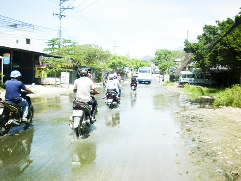 Nước tràn trên đường