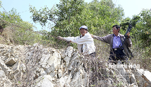 Cộng tác viên Vân Hằng (bìa phải) và cộng tác viên Hùng Kính trèo núi ghi hình ở Ninh Hòa