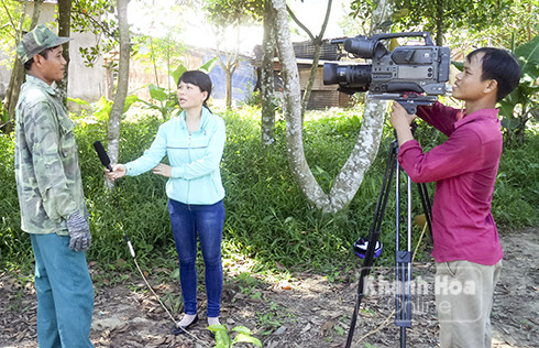 Cộng tác viên Đinh Luận phỏng vấn một cựu chiến binh sản xuất kinh doanh giỏi tại xã Sơn Hiệp, Khánh Sơn