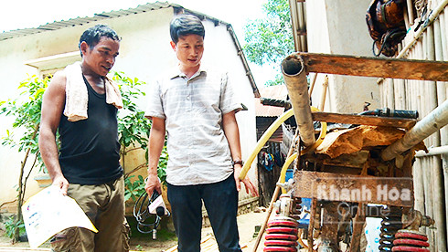 Cộng tác viên Văn Nhất thực hiện đề tài xe độ chế tại huyện Khánh Vĩnh.