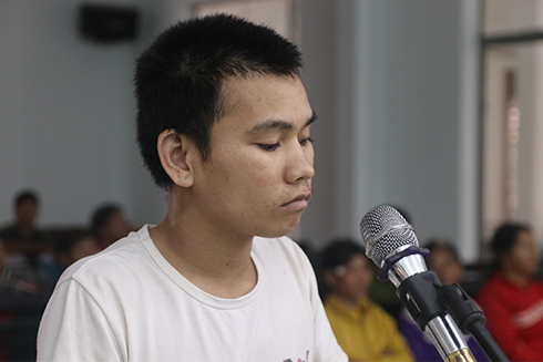 Chém chết người vì bị nói "điên mới uống rượu một mình"