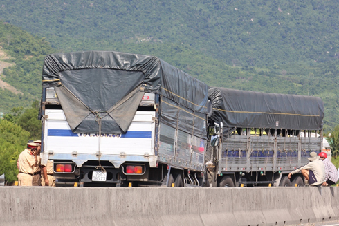 Tông trực diện, 2 xe tải bẹp đầu