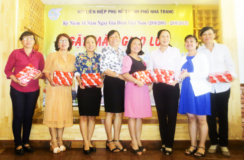 Cán bộ hội chủ chốt nhận quà lưu niệm tại buổi giao lưu