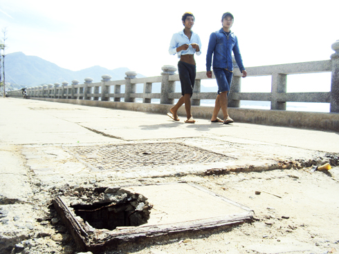 Cần thay nắp hố ga