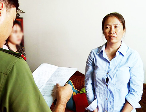 Nguyễn Ngọc Như Quỳnh nghe đọc các quyết định khởi tố, lệnh bắt bị can để tạm giam, lệnh khám xét của Cơ quan An ninh điều tra Công an tỉnh