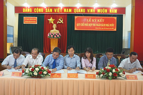 Lãnh đạo các cơ quan, đơn vị ký kết quy chế phối hợp.