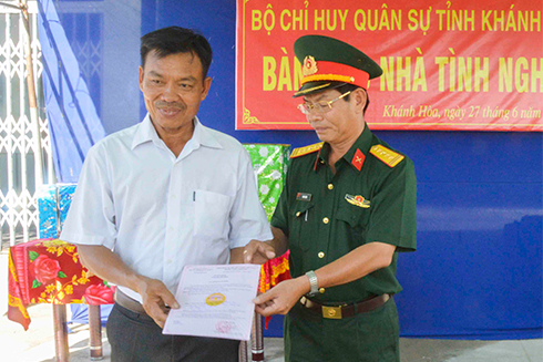 Trao tặng nhà tình nghĩa cho gia đình liệt sĩ tại TP. Cam Ranh