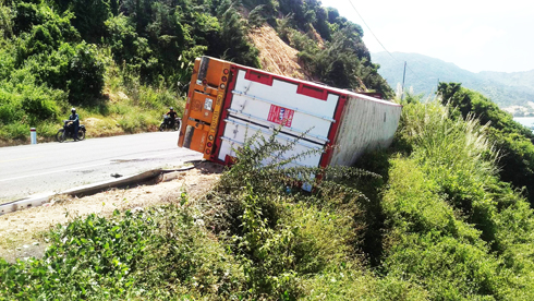 Xe đầu kéo bị lật trên Quốc lộ 1