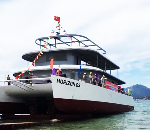 Hạ thủy tàu du lịch 2 thân