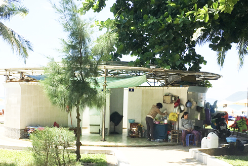 Nhà vệ sinh miễn phí vẫn thu phí