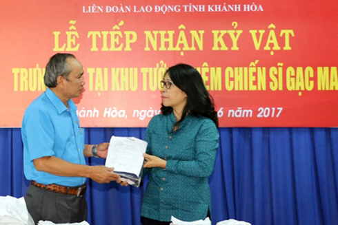 Đại diện Liên đoàn Lao động tỉnh (bên trái) tiếp nhận các kỷ vật của chiến sĩ Gạc Ma.