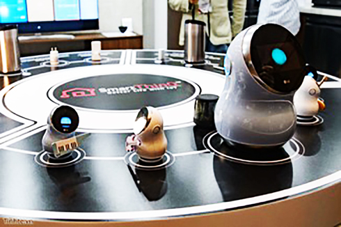  Hub Robot có khả năng biểu hiện cảm xúc ngay trên màn hình hiển thị