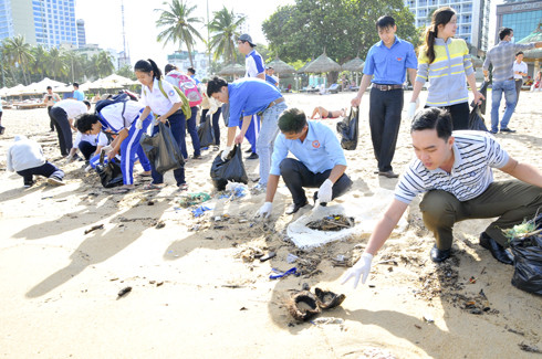 Các đoàn viên, thanh niên thu gom rác trên bãi biển Nha Trang