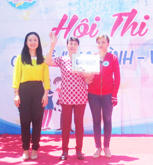 Ban Tổ chức hội thi trao giải nhất cho đội Nha Trang 2